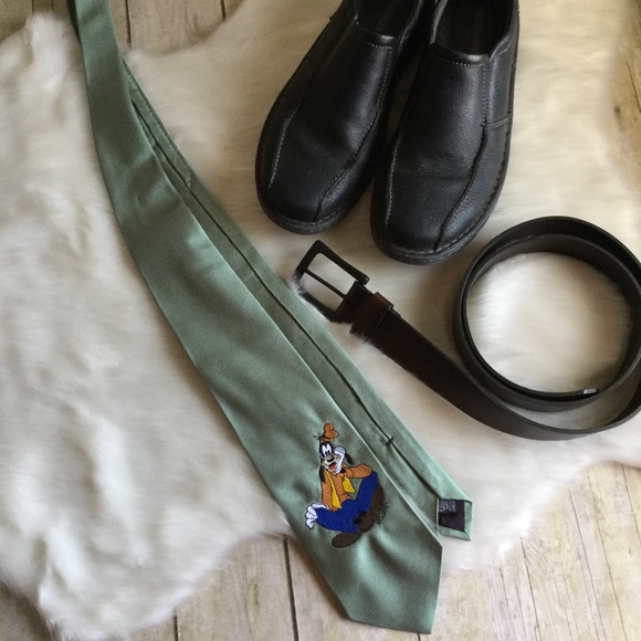 Roundtree & Yorke Goofy Embroidered Green Silk Tie - Picture 5 of 6